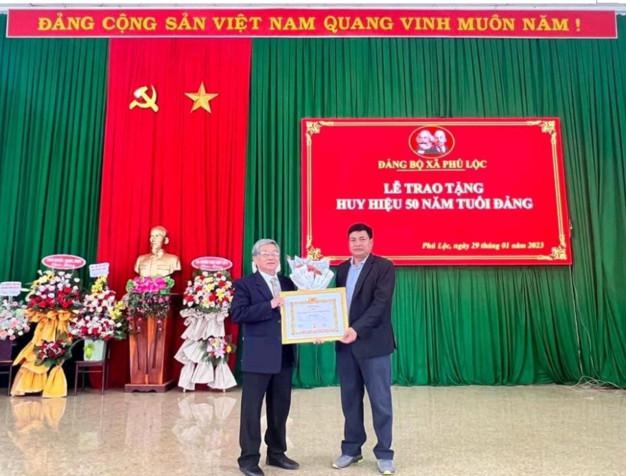 Đảng ủy xã Phú Lộc tổ chức lễ trao Huy hiệu 50 năm tuổi Đảng